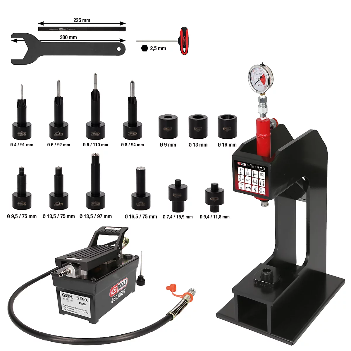 Werkzeugkasten mit verschiedenen Werkzeugen, darunter eine Presse, Schraubenschlüssel und eine Reihe von Adaptern.